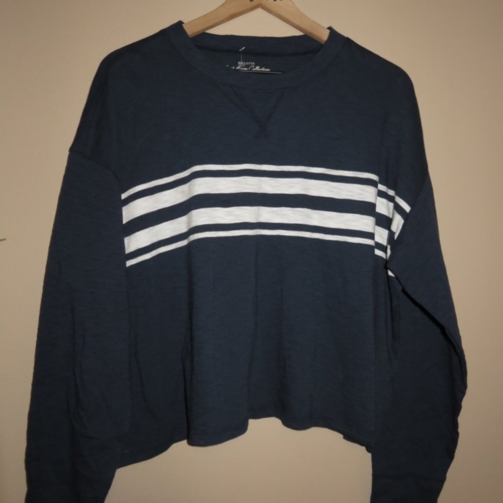 PRICE DROP!! Hollister oversized cropped sz. L ✨